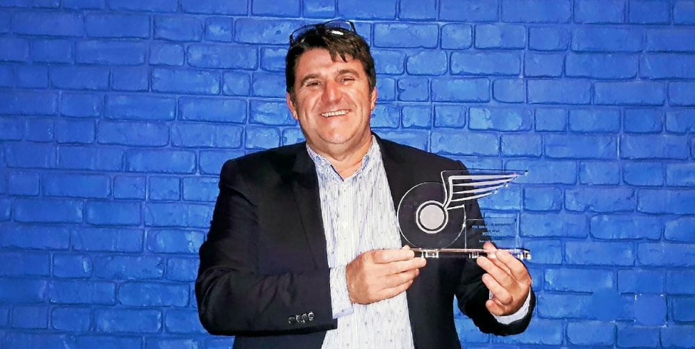 Alain Roué, président du réseau Océlorn avec le trophée du meilleur opérateur de transport de l'année